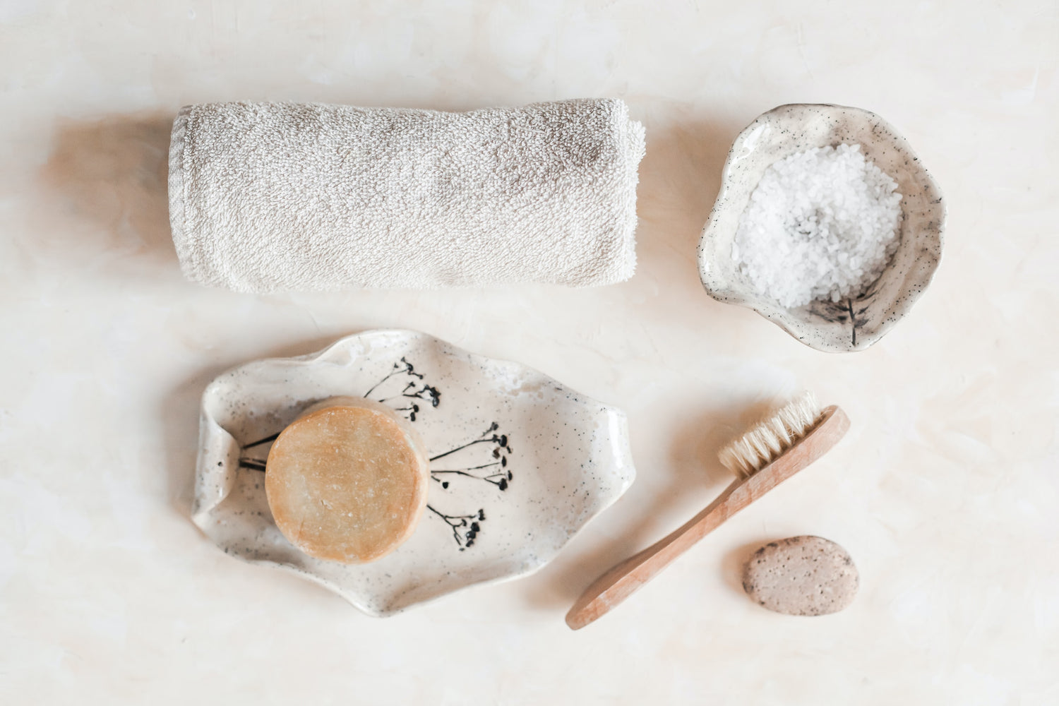 Silicon Brush vs. Foam Brush for Cleaning Your Face - VIVALUI